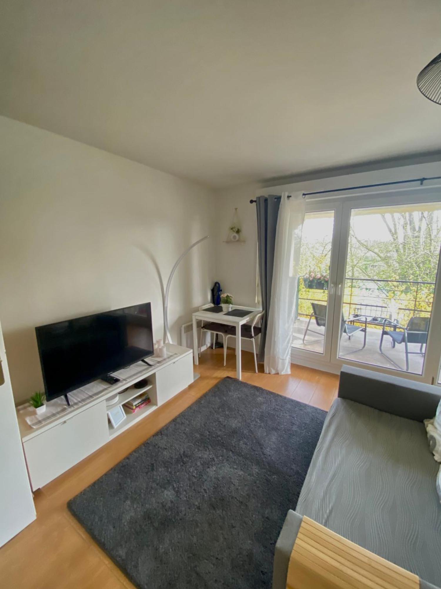 Cozy Riverfront Living, 5-Min Walk To Riverside Train Neuilly-Plaisance Ngoại thất bức ảnh