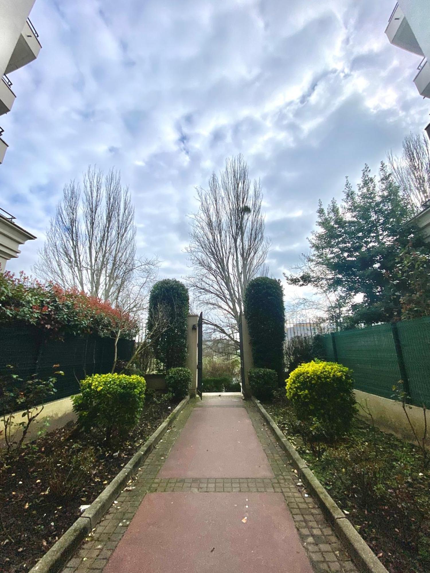 Cozy Riverfront Living, 5-Min Walk To Riverside Train Neuilly-Plaisance Ngoại thất bức ảnh